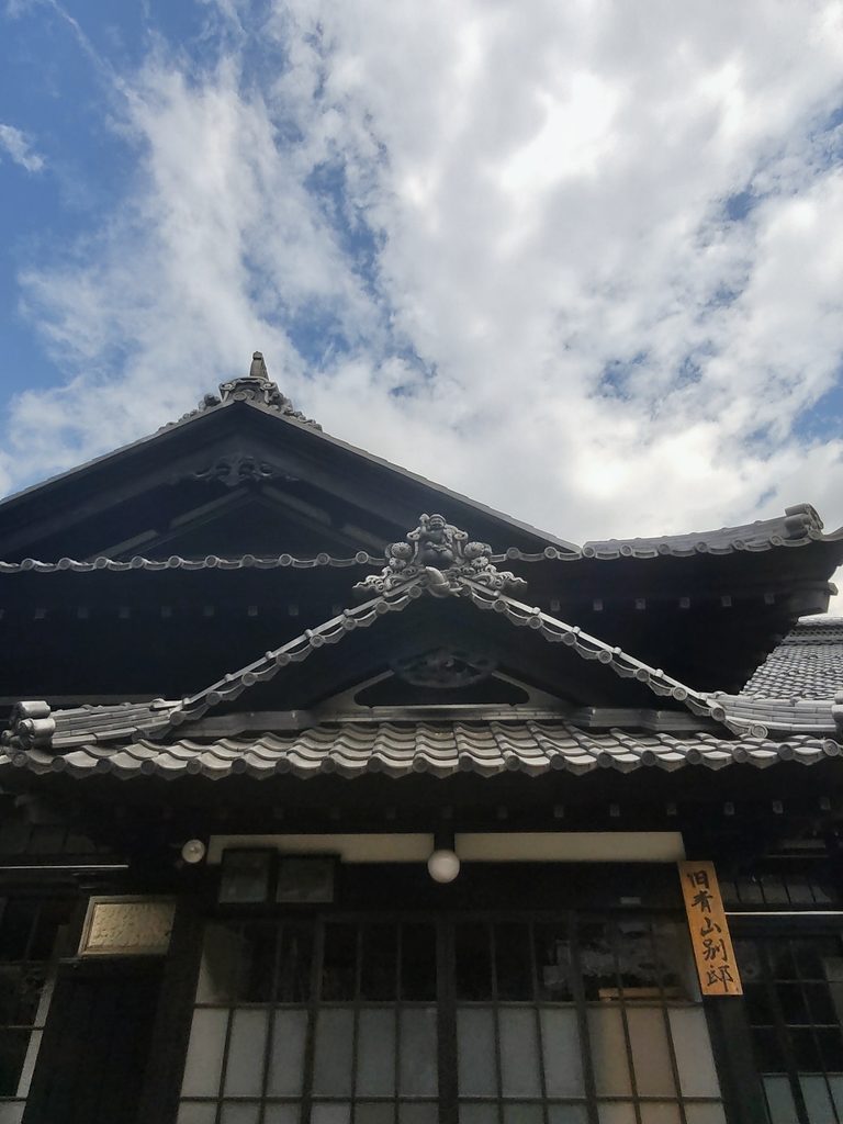 旧青山別邸の瓦屋根