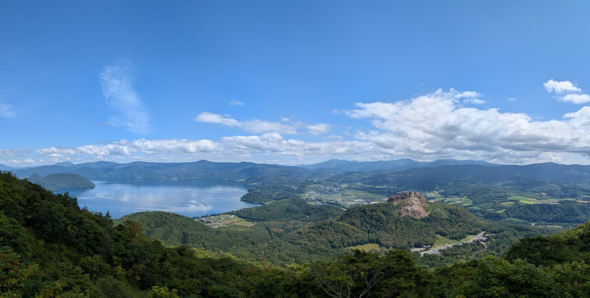有珠山ロープウェイ山頂から見下ろす洞爺湖と昭和新山の絶景