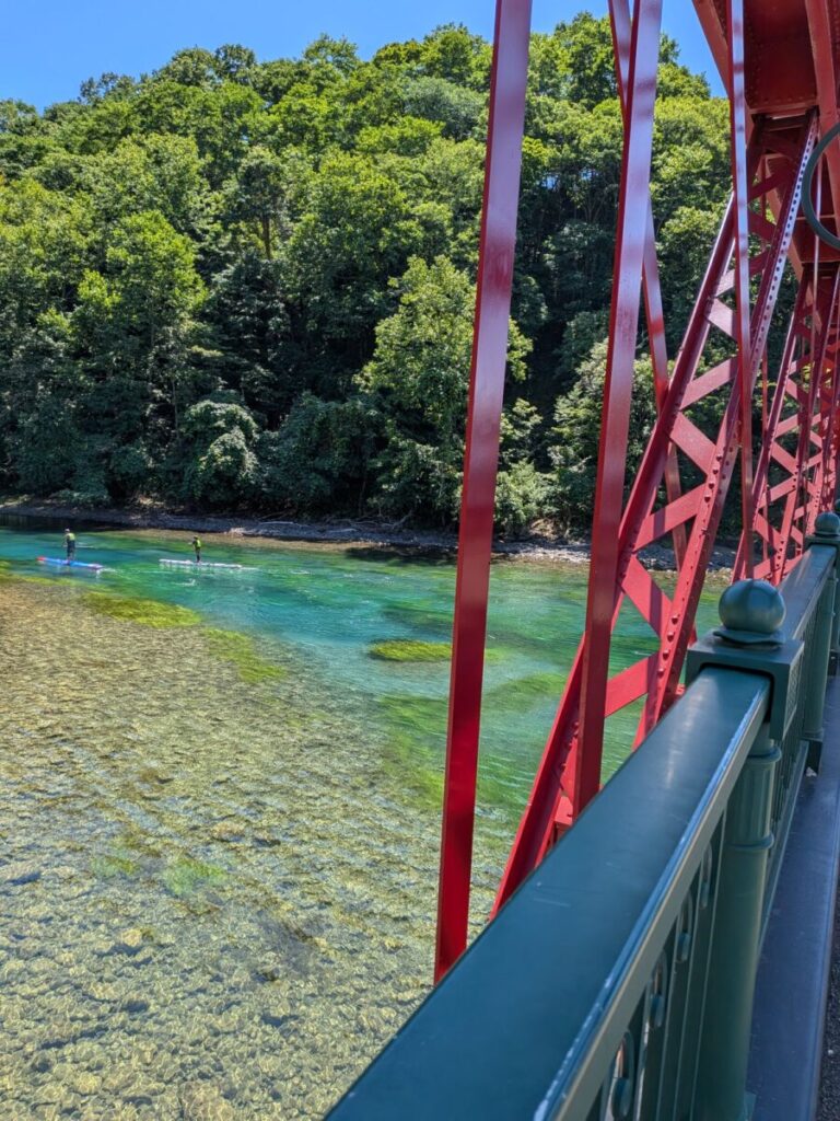 透明度が高い支笏湖（支笏湖ブルー）の風景。サップをしている人も。