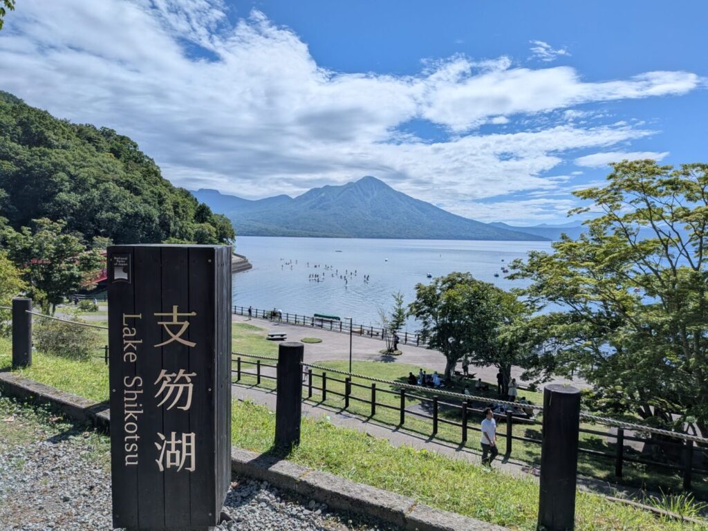 透明度が高い支笏湖（支笏湖ブルー）の風景