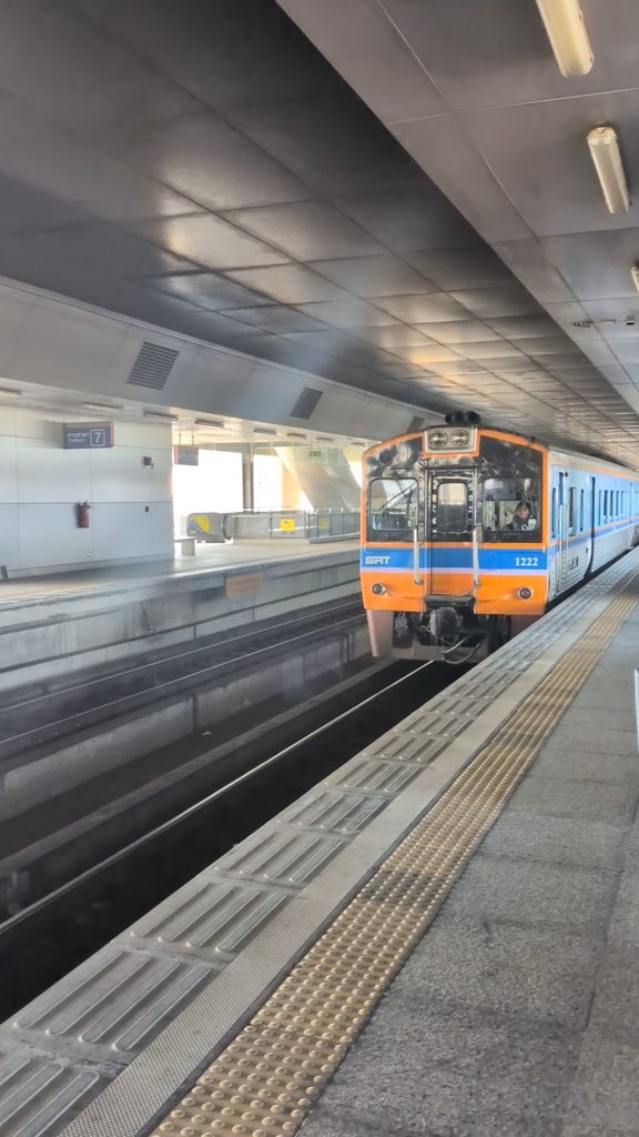 ドンムアン駅ホーム、アユタヤ方面行きのEXP