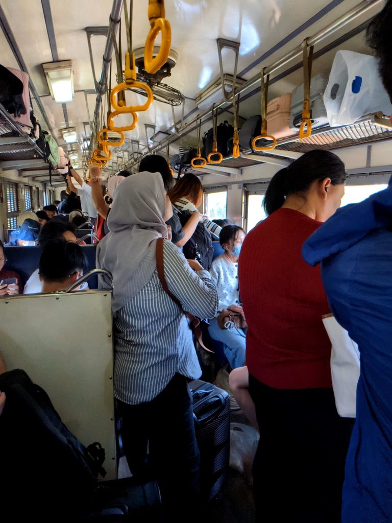タイ国鉄　混雑する3等自由席