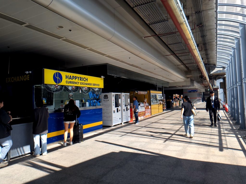 タイ国鉄ドンムアン駅チケット売り場横の両替所「HAPPYRICH」