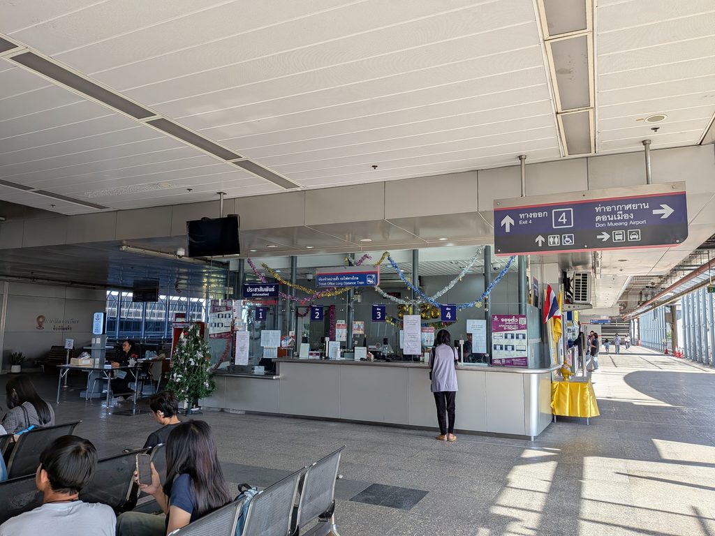 ドンムアン駅のチケットカウンター