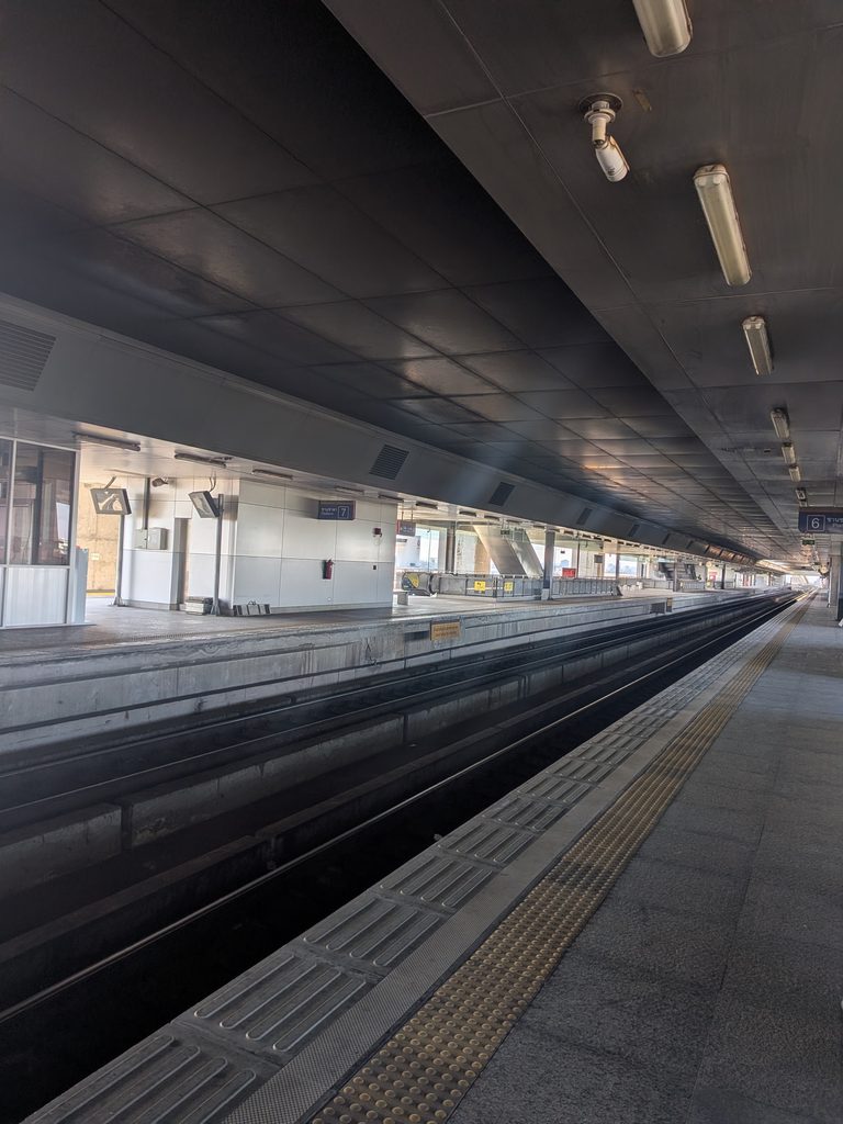 ドンムアン駅のホーム。足元には日本でおなじみの「点字ブロック」が敷かれており、どこか日本の駅のような雰囲気。