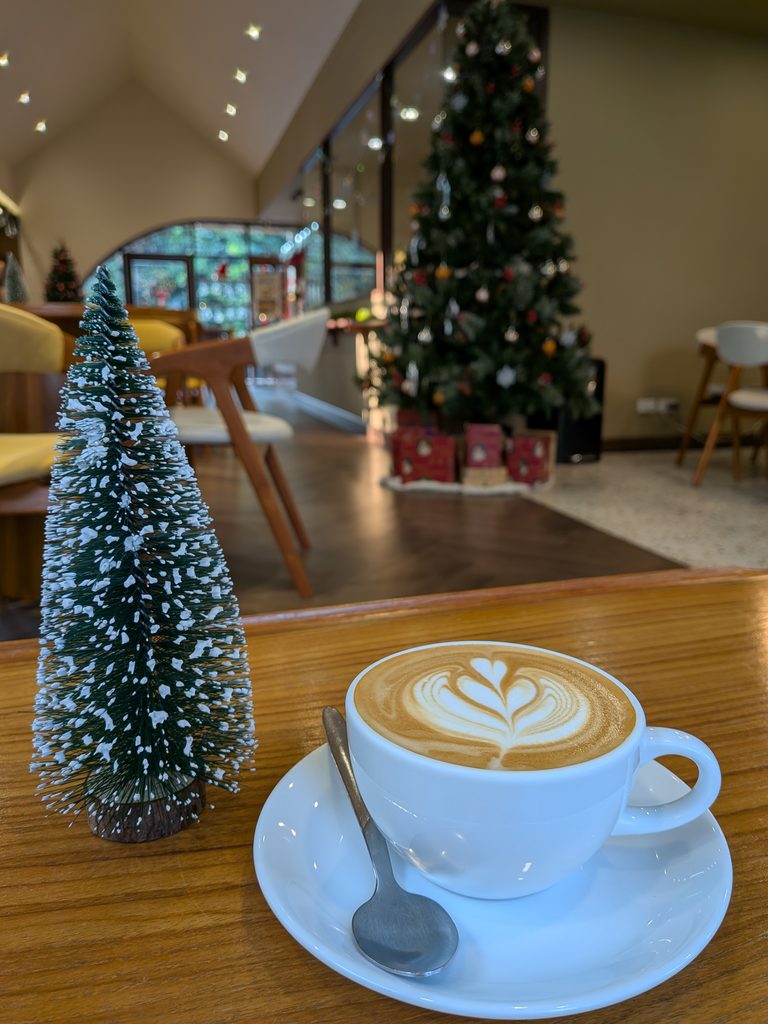 アユタヤのカフェ。年末でもまだクリスマスツリーが飾られている。日本と変わらない美味しいコーヒー。