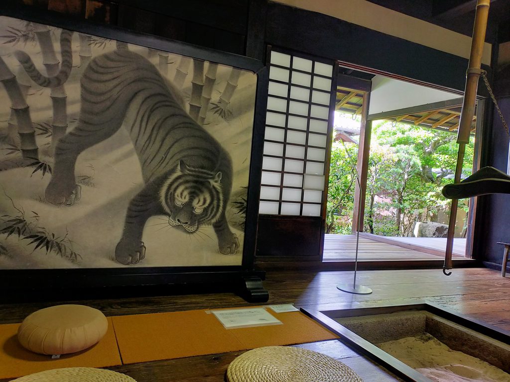一休寺にある屏風の虎のオブジェ